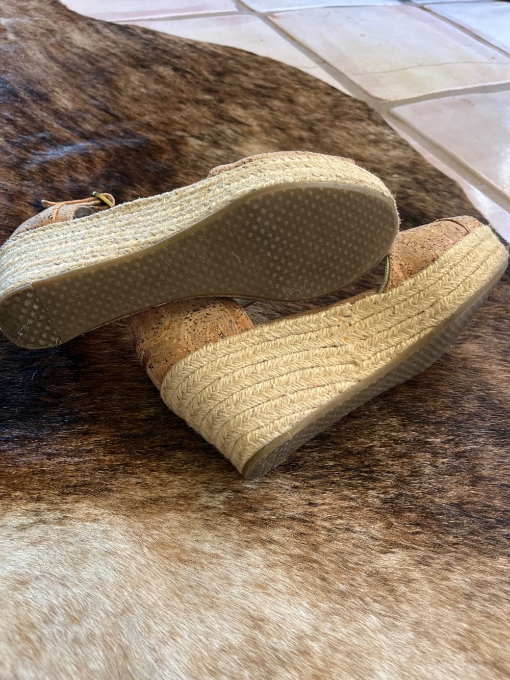 Tom’s wedge sandle
